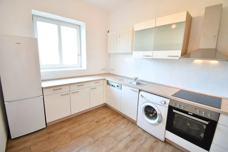 Großes Zimmer mit Balkon in 2er WG an Studentin zu vermieten! — photo 1